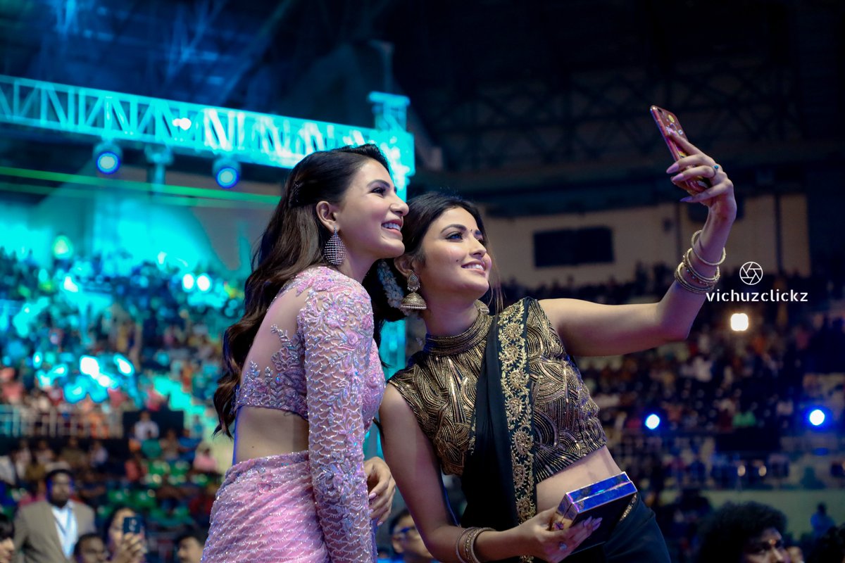 BheeshmaTalks's tweet photo. Major Throwback:
South Indian Actress #SamanthaAkkineni and #Nayantara at Zee Cine Awards Tamil 2020
#ZeeCineAwardsTamil2020
Best Actor (Female) β Jury Special
@Samanthaprabhu2 won for Super Deluxe
#ThrowbackStills https://t.co/eGiZhRXE4o