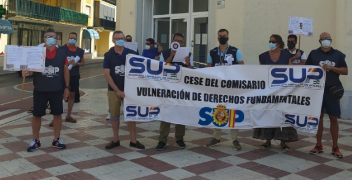 supandalucia's tweet photo. 📢📢🚓📢📢Concentración de @supcadizpro2019 en el #PuertodeSantaMaria pidiendo el cese del Comisario, jefe local🚔🚔.
Todo el apoyo de @supandalucia
#42AñosConquistandoDerechos
#SUP https://t.co/7HhNDS3sQE