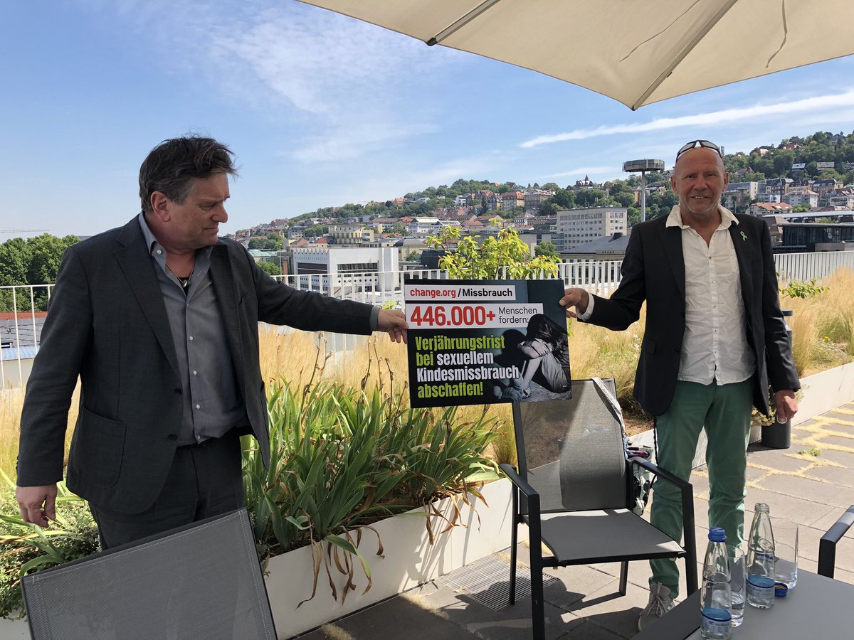 Tour41eV's tweet photo. Einer der hinschaut! Der baden-württembergische Sozialminister Manfred Lucha hat uns heute auf der Dachterrasse des Ministeriums empfangen. Wir führten ein wertschätzendes Gespräch auf Augenhöhe. Engagierte Politiker die einiges bewegen! 💚🙏
#stuttgart #kinderschutz #tour41 https://t.co/SUuLaxoOxW