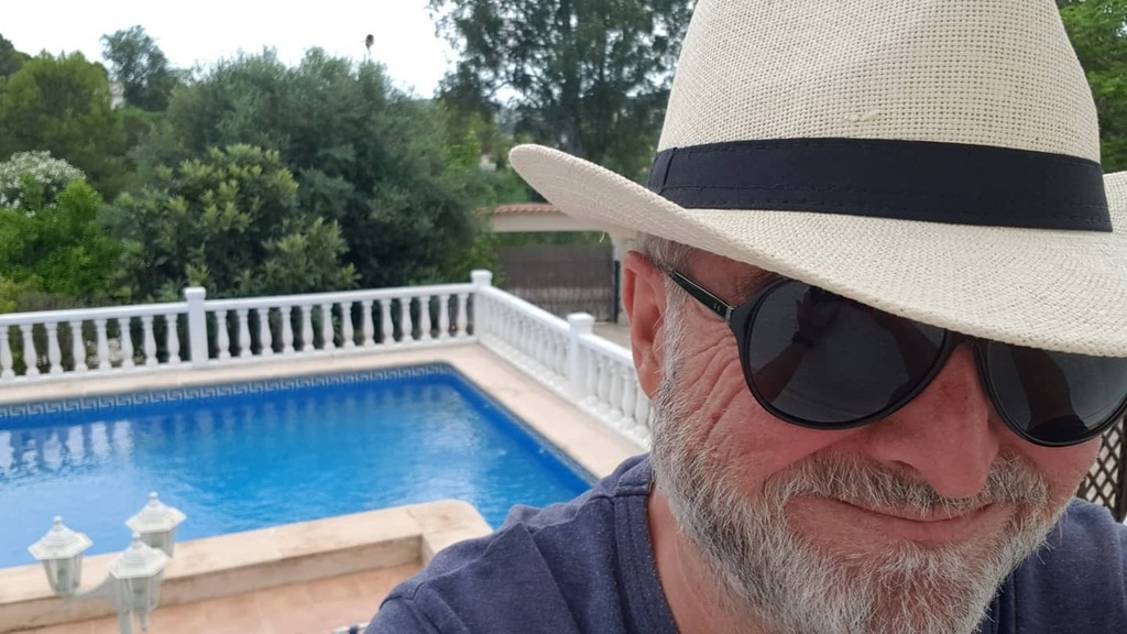 Salvatwitts's tweet photo. La sonrisa de "no me gusta el sol, pero deja, que ya me busco yo la vida".
#sol #sun #vacaciones #hollydays #piscina #pool #ig2tw https://t.co/8QMSCjzi3i https://t.co/JZNsEEguo4