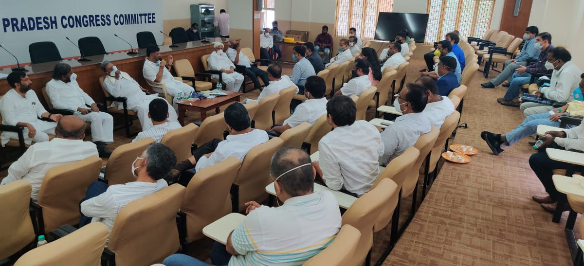 DKShivakumar's tweet photo. ಕೋವಿಡ್ ಪರಿಸ್ಥಿತಿ ನಿರ್ವಹಿಸುವಲ್ಲಿ ರಾಜ್ಯ ಸರ್ಕಾರದ ವೈಫಲ್ಯ, ವೈದ್ಯಕೀಯ ಸಾಮಾಗ್ರಿ ಖರೀದಿಯಲ್ಲಿನ ಭ್ರಷ್ಟಾಚಾರ,ಕೊವಿಡ್ ಸೋಂಕಿತರ ಪರದಾಟ ಸೇರಿದಂತೆ ಮತ್ತಿತರ ವಿಚಾರಗಳ ಬಗ್ಗೆ ಇಂದು ಕ್ವೀನ್ಸ್ ರಸ್ತೆಯಲ್ಲಿರುವ ಕೆಪಿಸಿಸಿ ಕಚೇರಿಯಲ್ಲಿ ನಡೆದ ಹಿರಿಯ ನಾಯಕರು,ಕಾಂಗ್ರೆಸ್ ಕೊವಿಡ್ ಕಾರ್ಯಪಡೆ ಹಾಗೂ ವೈದ್ಯ ಘಟಕದ ಸಭೆಯಲ್ಲಿ ಸಮಾಲೋಚನೆ ನಡೆಸಿದೆ https://t.co/6lnkKHHHeo