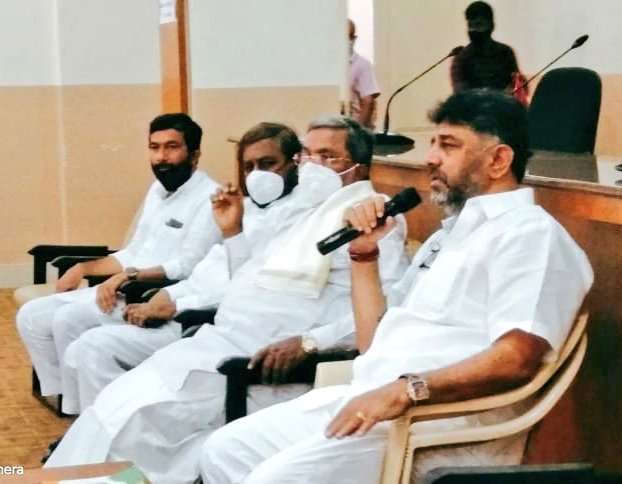 DKShivakumar's tweet photo. ಕೋವಿಡ್ ಪರಿಸ್ಥಿತಿ ನಿರ್ವಹಿಸುವಲ್ಲಿ ರಾಜ್ಯ ಸರ್ಕಾರದ ವೈಫಲ್ಯ, ವೈದ್ಯಕೀಯ ಸಾಮಾಗ್ರಿ ಖರೀದಿಯಲ್ಲಿನ ಭ್ರಷ್ಟಾಚಾರ,ಕೊವಿಡ್ ಸೋಂಕಿತರ ಪರದಾಟ ಸೇರಿದಂತೆ ಮತ್ತಿತರ ವಿಚಾರಗಳ ಬಗ್ಗೆ ಇಂದು ಕ್ವೀನ್ಸ್ ರಸ್ತೆಯಲ್ಲಿರುವ ಕೆಪಿಸಿಸಿ ಕಚೇರಿಯಲ್ಲಿ ನಡೆದ ಹಿರಿಯ ನಾಯಕರು,ಕಾಂಗ್ರೆಸ್ ಕೊವಿಡ್ ಕಾರ್ಯಪಡೆ ಹಾಗೂ ವೈದ್ಯ ಘಟಕದ ಸಭೆಯಲ್ಲಿ ಸಮಾಲೋಚನೆ ನಡೆಸಿದೆ https://t.co/6lnkKHHHeo