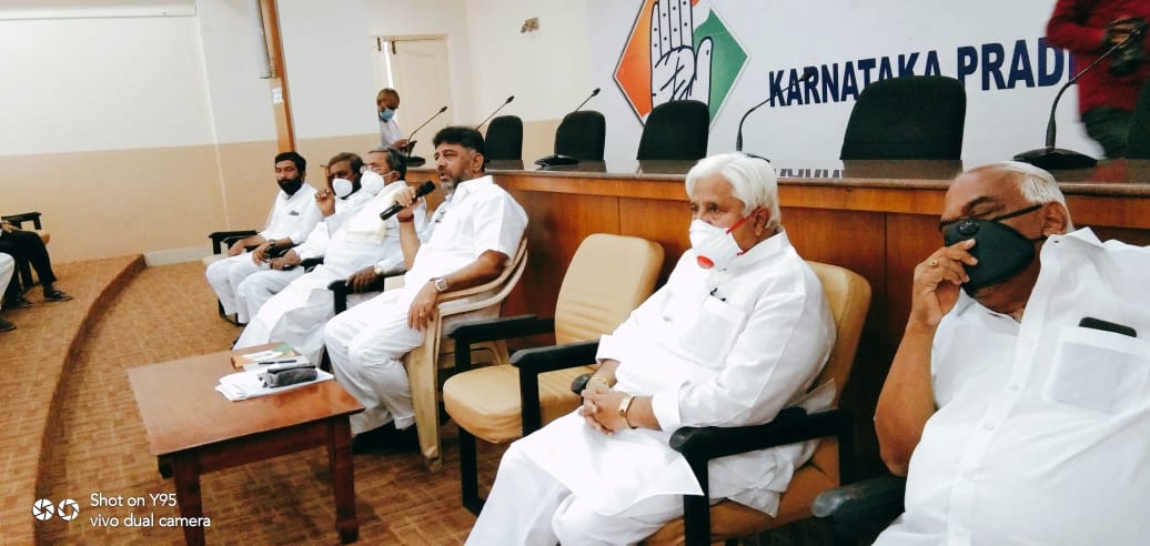 DKShivakumar's tweet photo. ಕೋವಿಡ್ ಪರಿಸ್ಥಿತಿ ನಿರ್ವಹಿಸುವಲ್ಲಿ ರಾಜ್ಯ ಸರ್ಕಾರದ ವೈಫಲ್ಯ, ವೈದ್ಯಕೀಯ ಸಾಮಾಗ್ರಿ ಖರೀದಿಯಲ್ಲಿನ ಭ್ರಷ್ಟಾಚಾರ,ಕೊವಿಡ್ ಸೋಂಕಿತರ ಪರದಾಟ ಸೇರಿದಂತೆ ಮತ್ತಿತರ ವಿಚಾರಗಳ ಬಗ್ಗೆ ಇಂದು ಕ್ವೀನ್ಸ್ ರಸ್ತೆಯಲ್ಲಿರುವ ಕೆಪಿಸಿಸಿ ಕಚೇರಿಯಲ್ಲಿ ನಡೆದ ಹಿರಿಯ ನಾಯಕರು,ಕಾಂಗ್ರೆಸ್ ಕೊವಿಡ್ ಕಾರ್ಯಪಡೆ ಹಾಗೂ ವೈದ್ಯ ಘಟಕದ ಸಭೆಯಲ್ಲಿ ಸಮಾಲೋಚನೆ ನಡೆಸಿದೆ https://t.co/6lnkKHHHeo