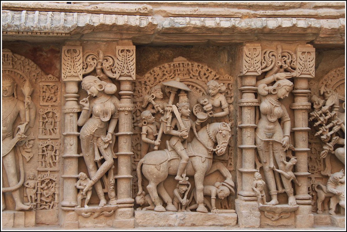 Sculptures include dashavatara of Lord Vishnu,Maa Durga,Ganesha,Shiva idols it said to have 500 principle sculptures & thousands of minor ones too depicting large no of womens in their everday life activites combing hair,looking at mirror,their motherhood etc.