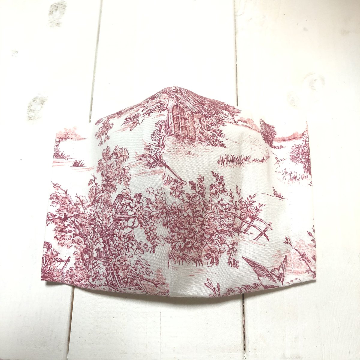 かすい 今日は我慢できず 薔薇hime Bara Hime さんのトワルドジュイのマスクを着けて出勤 職場で誉めていただき 幸せでした 植物や動物や建物の柄が特に好きなので この子は一等お気に入り また 追加でお願いしたので 楽しみで仕方がないのです