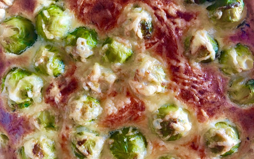 Las verduras nos aportan una gran cantidad de nutrientes y acompañadas de un aporte proteico convierten cualquier platos en una receta muy completa.

Hoy te traemos esta receta #lowcarb de colas de bruselas con bacon y salta de queso. 

➡️ow.ly/tAYR50AyJMd