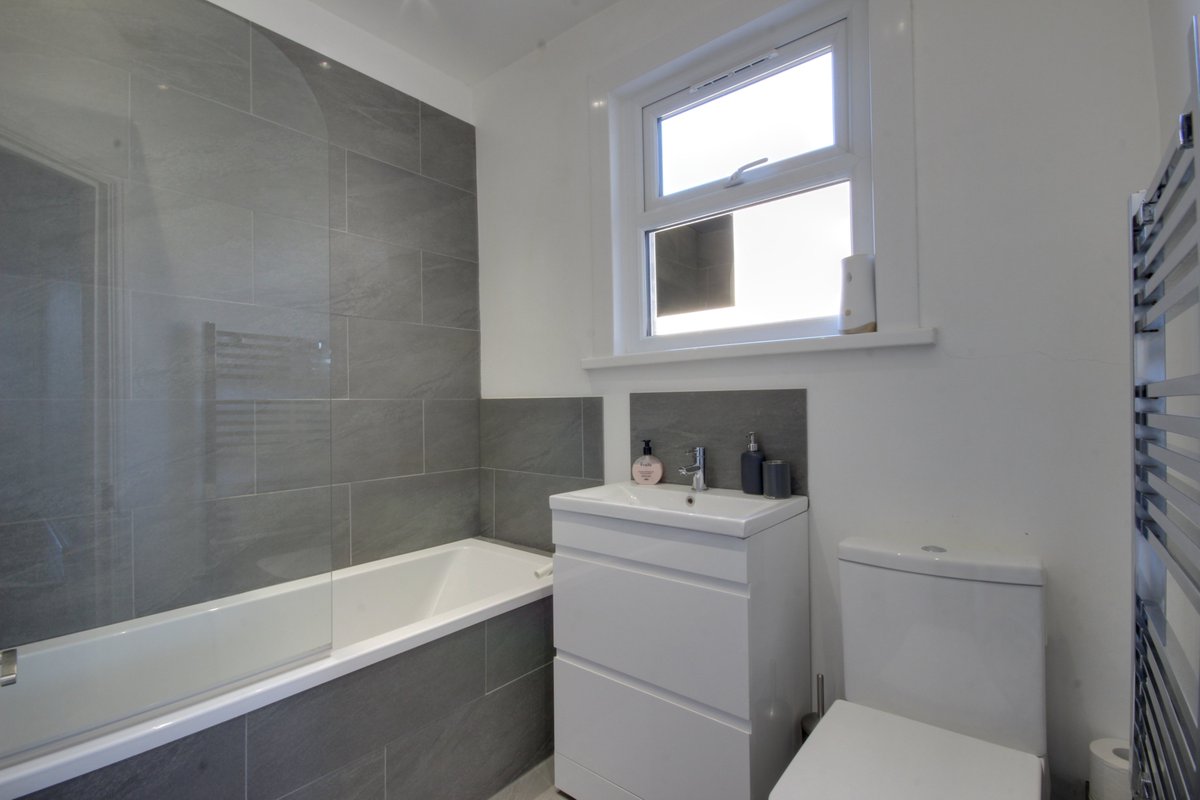 Mortemoremackay's tweet photo. NEW - Flat to Rent! We have the pleasure of offering this lovely 1 bedroom flat to rent!
#flat #property #London #Enfield #BrandNew #brand #kitchendesign #bedroom #Estate2020 #ESTATE #likeforlike #lookup #bathroom #LivingRoom #decoracion #interiordesign #quick #book #books #hurry https://t.co/iJJpTGjdCF
