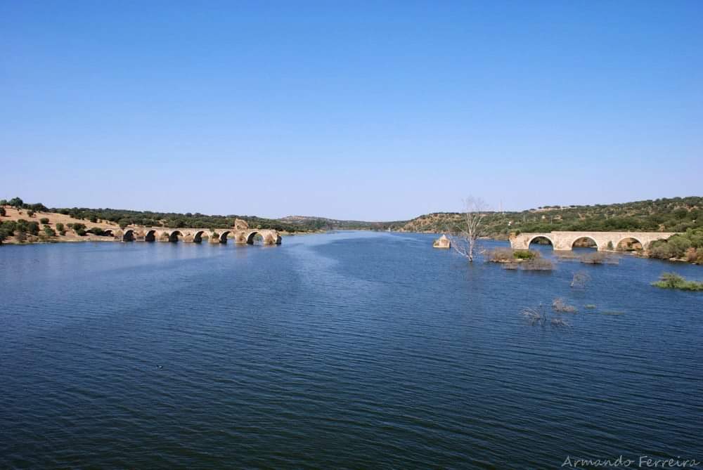 ArmandoCFerreir's tweet photo. A Ponte da Ajuda sobre o Rio Guadiana, no concelho de Elvas, liga este ao de Olivença. Construída no século XVI, foi parcialmente destruída no século XVIII. Em 2000 foi inaugurada uma nova ponte a jusante, construída e financiada pelo Estado português.
#Elvas #Olivenca #Alentejo https://t.co/NfsmVcDcQO