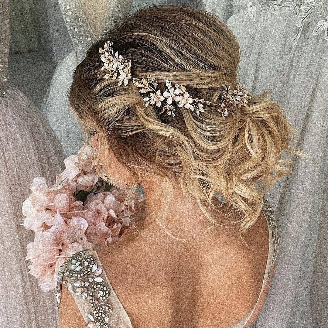 Check out this gorgeously dreamy bridal up-do! 😍😍 Clip in hair extensions are the perfect, temporary solution for adding a little extra volume to help pull off loose, textured up-dos like this! Via @modernweddingmagazine/ <a href="/ulyana/">ulyana</a>.aster.bridal /<a href="/tashanamills/">Tashana Mills</a> /@hair_styles_arina