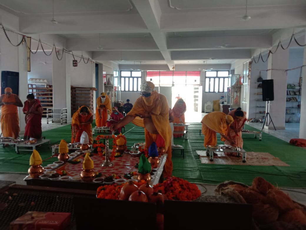 "परम पूज्य महातपस्वी आचार्य कुशाग्रनंदी जी महाराज ससंघ  के सानिंध्य में महापूजा महोत्सव का आयोजन चिन्तामणी  पार्श्वनाथ दिगम्बर जैन मंदिर, प्रबन्ध समिति (मोहनपुरा, पारसविहार,मुहाना मंडी,मानसरोवर) जयपुर में हुआ" महापूजा के समय सोशल डिस्टन्सिंग का पूरा ख्याल रखा गया। #ArrihantRishi