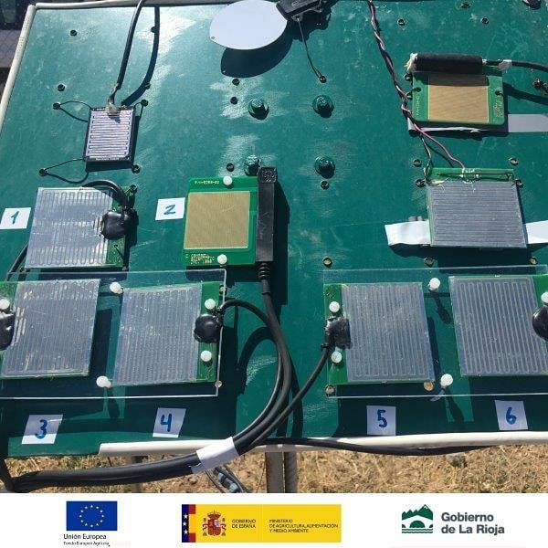 ARAG_ASAJA's tweet photo. 📸 Trabajando en el proyecto #Humecfol
Comienzan las primeras pruebas de los sensores de humectación 💦 para el control de la "mancha negra" en el #peral 🍐
@lariojaorg
@mapagob
#CampoRiojano #AragAsaja #EquipodeInnovación #EncoreLab #SIAR #DOPPerasdeRincóndeSoto https://t.co/ah5fw0CYRH