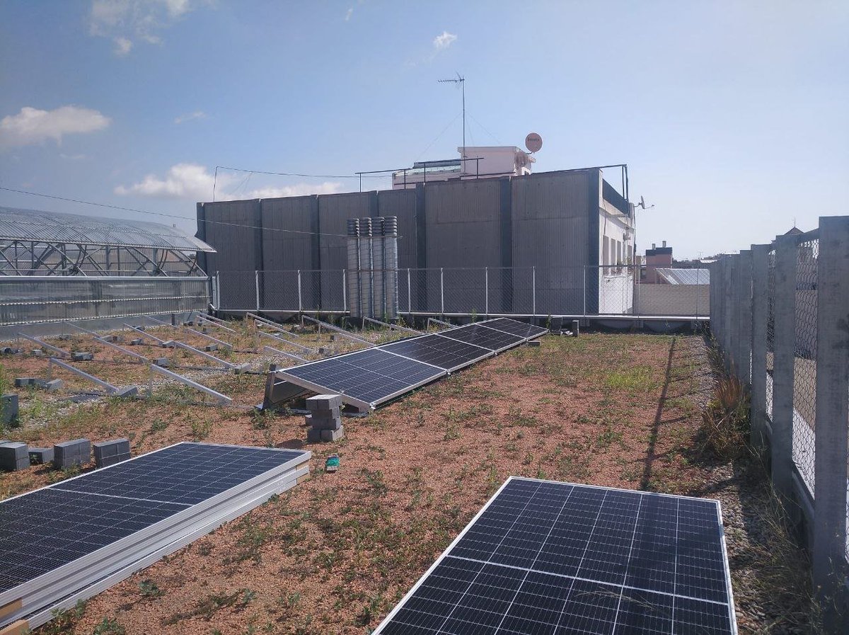 BordaCoop's tweet photo. Ja estan en marxa les obres d'instal·lació de les fotovoltaiques que ens permetran produir i consumir energia neta. En  aquest projecte intercooperariu participen @SomEnergia @Azimut360coop @arkenova_sccl i @GRenovables https://t.co/oqkhpF1PqX