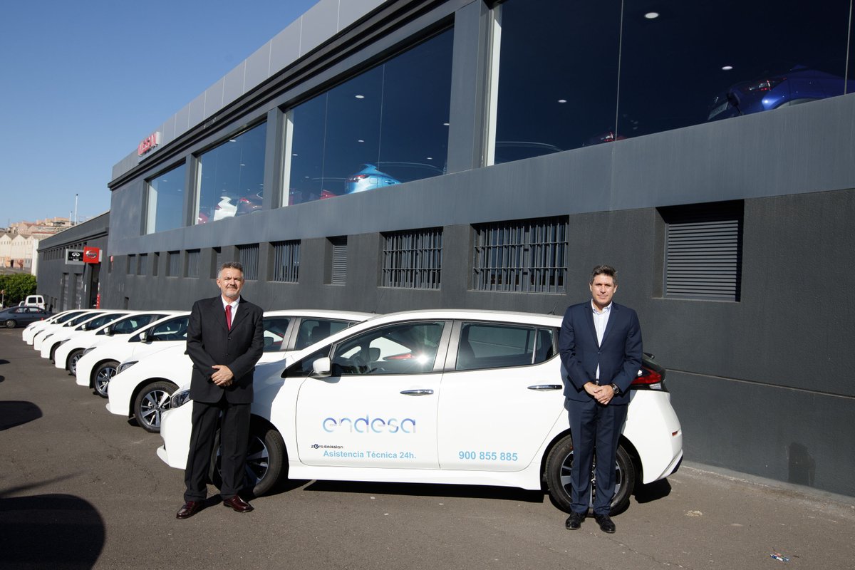 Endesa's tweet photo. ¡Renovamos el 20% de la flota de e-distribución con #VE!
 
Los #cocheseléctricos apoyan nuestra labores en Tenerife, Gran Canaria, Lanzarote, La Gomera y El Hierro 🔋 El objetivo: electrificar el 100% antes de finalizar 2023 dentro de nuestro compromiso con la #descarbonización. https://t.co/sLfH8HDjFm
