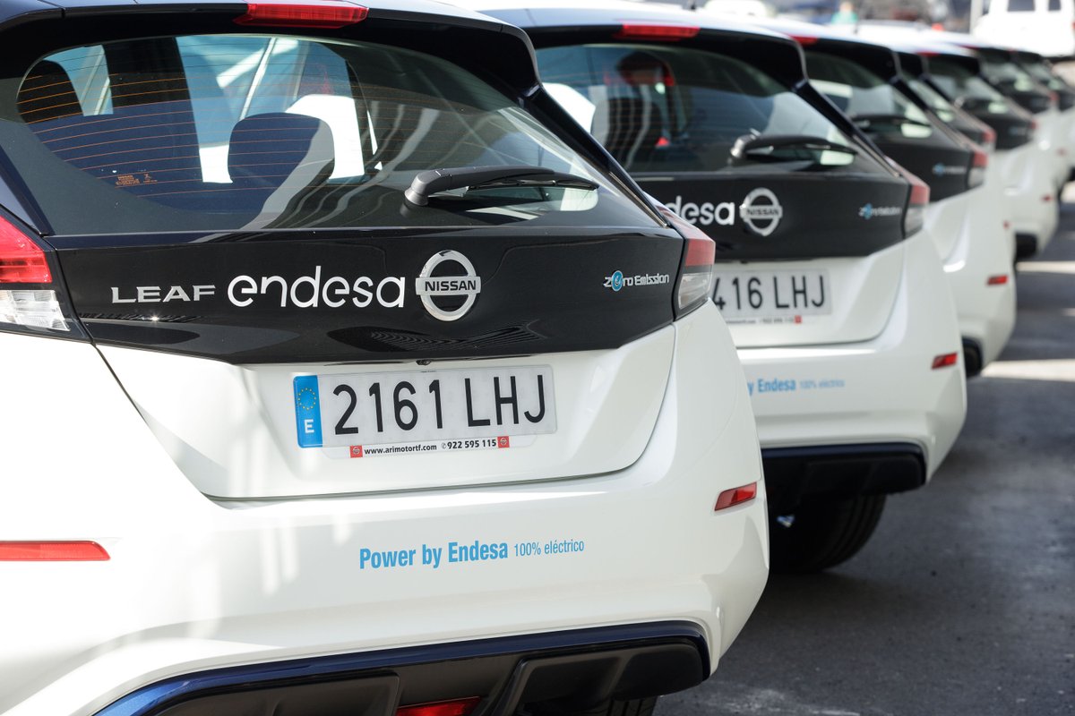 Endesa's tweet photo. ¡Renovamos el 20% de la flota de e-distribución con #VE!
 
Los #cocheseléctricos apoyan nuestra labores en Tenerife, Gran Canaria, Lanzarote, La Gomera y El Hierro 🔋 El objetivo: electrificar el 100% antes de finalizar 2023 dentro de nuestro compromiso con la #descarbonización. https://t.co/sLfH8HDjFm