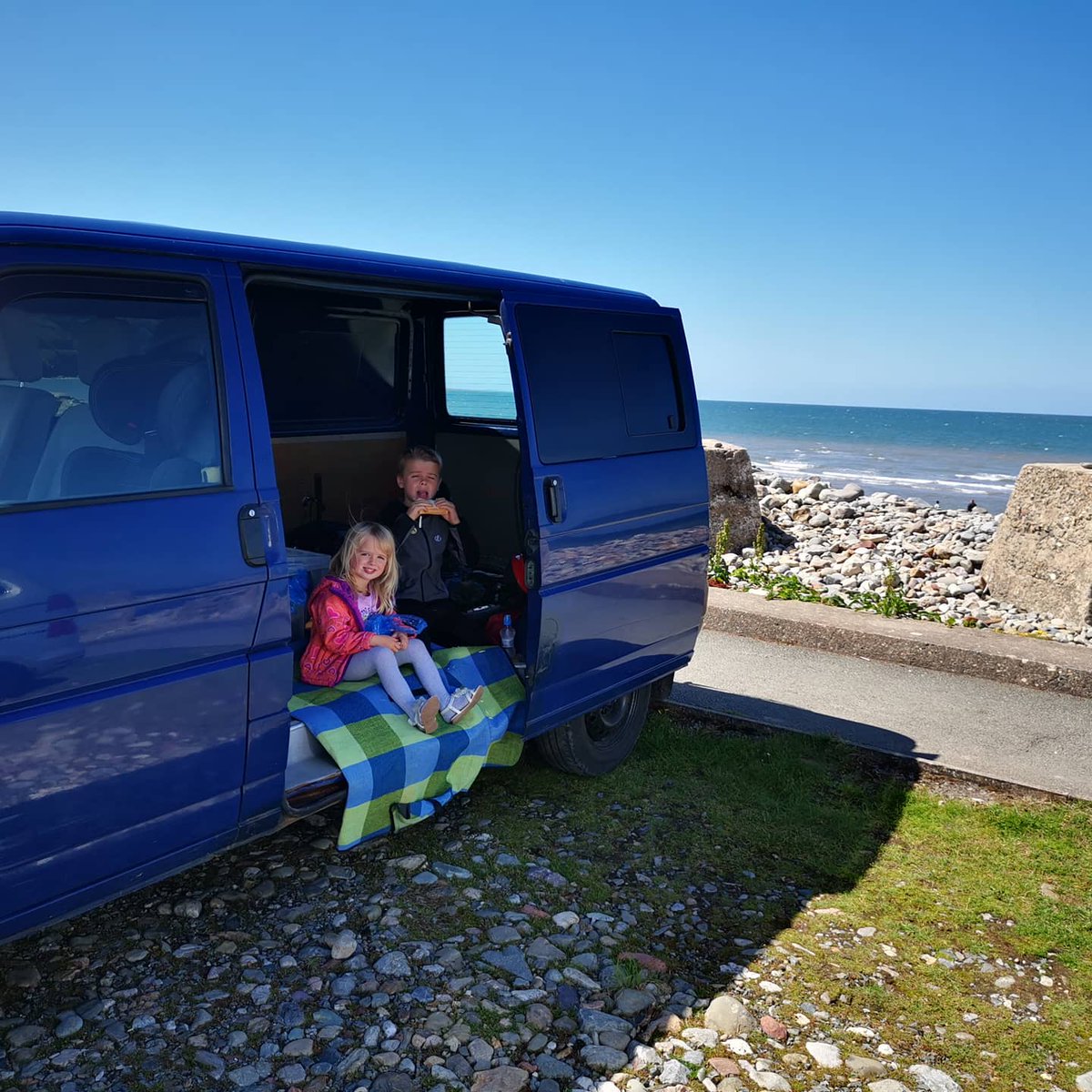 EvsNo8's tweet photo. First beach outing in the #t4 yesterday. Kids loved it #vanlife #makingmemories #t4project #cymru @visitwales #welshcoast #beautifulwales 🌴🏖️☀️🏴󠁧󠁢󠁷󠁬󠁳󠁿 #freddiethevw https://t.co/0oAmqZ4B7K