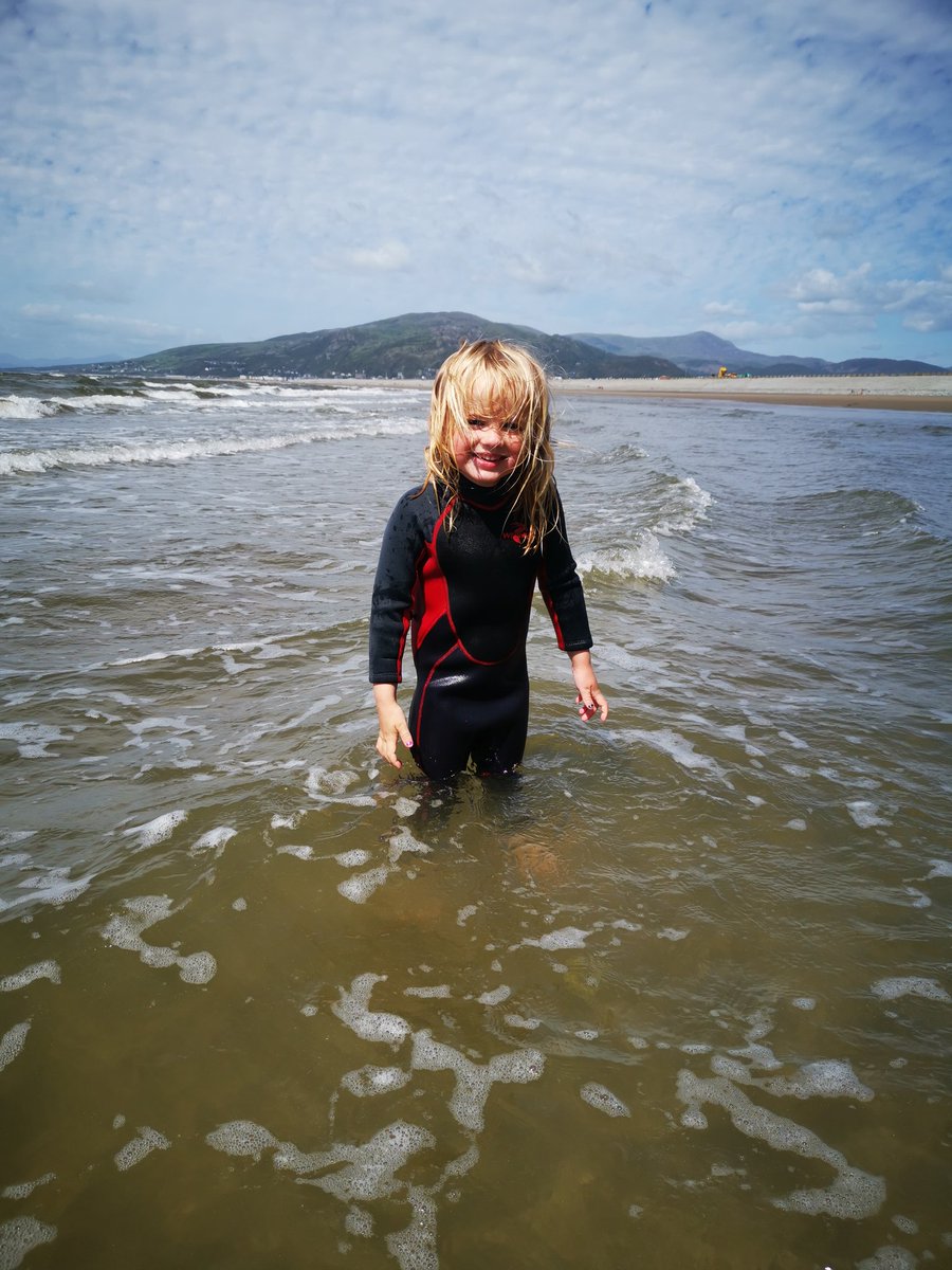 EvsNo8's tweet photo. First beach outing in the #t4 yesterday. Kids loved it #vanlife #makingmemories #t4project #cymru @visitwales #welshcoast #beautifulwales 🌴🏖️☀️🏴󠁧󠁢󠁷󠁬󠁳󠁿 #freddiethevw https://t.co/0oAmqZ4B7K