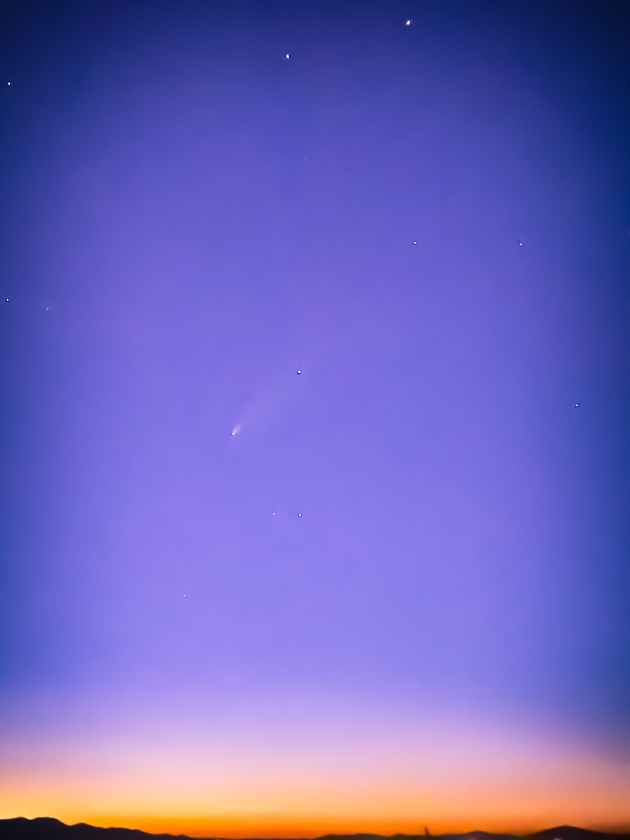 AmityBeans's tweet photo. ☄️🤩✨

#comet  #neowise #neowisec2020f3 #neowisecomet2020 #starlight #starlightphotography #slowshutter #nightmode #iphone11 #shotoniphone #iphone11promax #nightsky https://t.co/mugTzLmNm3