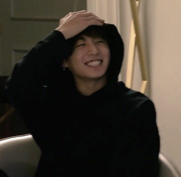 cookyscafe's tweet photo. jungkook being boyfriend material ; a thread https://t.co/gifXwmNKyZ