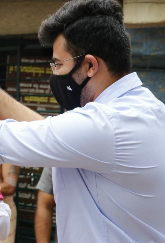 Bkrs_Rakshith's tweet photo. Looks like our MP @Tejasvi_Surya who endorsed #SaffronMasks has found good protection in #Black Masks.
#dravida https://t.co/F8clZ5mpZD