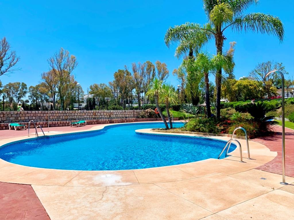 Time2BuySpain's tweet photo. ⛳️ ¡Apartamento de 2 habitaciones en 1ª Línea de Golf, en un edificio de Guadalmina Alta con Jardines y Piscina comunitaria! La vivienda dispone de 120 m² en total, 90 m² construidos y 30 m² de terraza | 250.000 €

Link con más detalles, fotos y video ➡️ https://t.co/BtPCqRwdxZ https://t.co/H4GzEawiFM