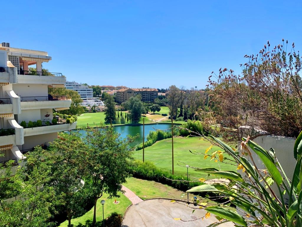 Time2BuySpain's tweet photo. ⛳️ ¡Apartamento de 2 habitaciones en 1ª Línea de Golf, en un edificio de Guadalmina Alta con Jardines y Piscina comunitaria! La vivienda dispone de 120 m² en total, 90 m² construidos y 30 m² de terraza | 250.000 €

Link con más detalles, fotos y video ➡️ https://t.co/BtPCqRwdxZ https://t.co/H4GzEawiFM