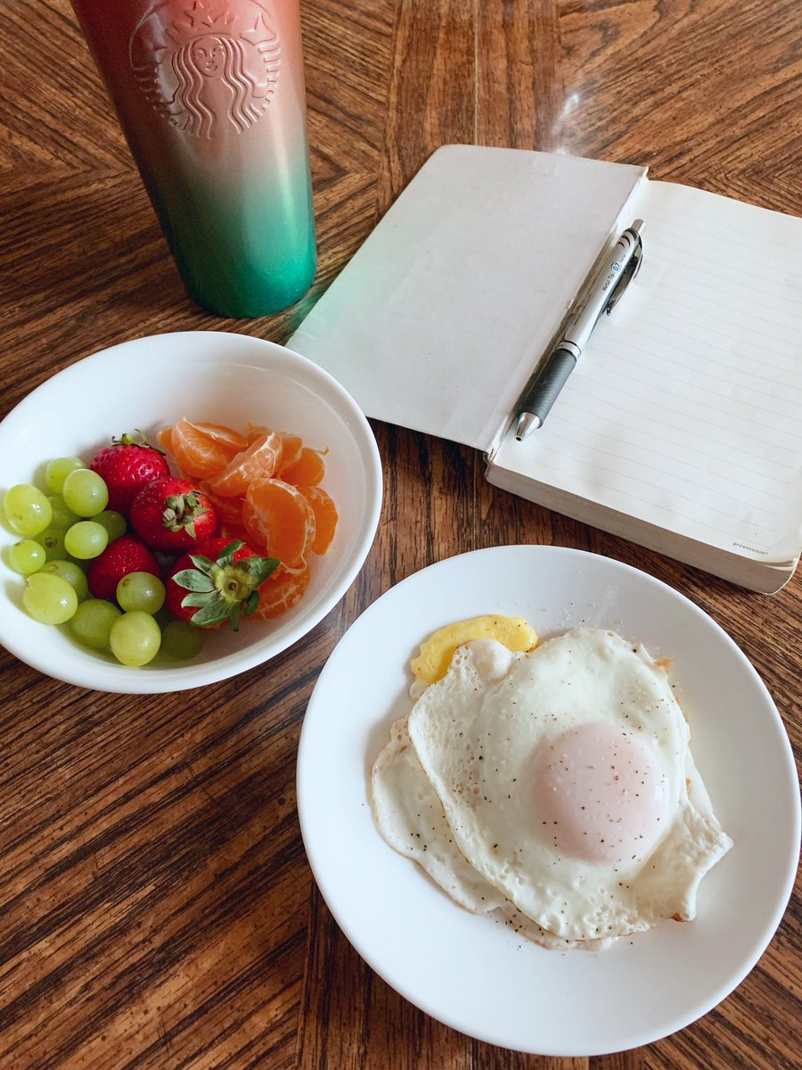 bbyaster's tweet image. ✨Good morning✨ cal total: ≈271 
I’m finally getting back on track with logging what I eat and not eating like crap! Happy Monday!