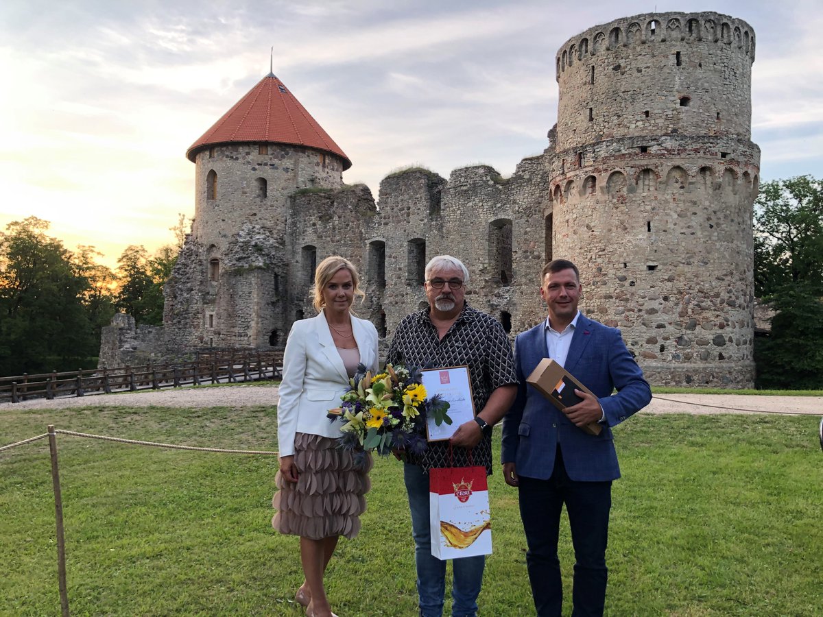 Godpilnā titula Cēsnieks 2020 ieguvējs - Aleksandrs Raubiško, uzņēmējs, ZS "Kliģeni" un veikalu Dārznieks īpašnieks. Paldies Aleksandram par viņa veikumu un aizrautību!
Vairāk par apbalvojumu un šī gada laureātiem - ej.uz/cesnieks2020
#Cesis #Cesnieks