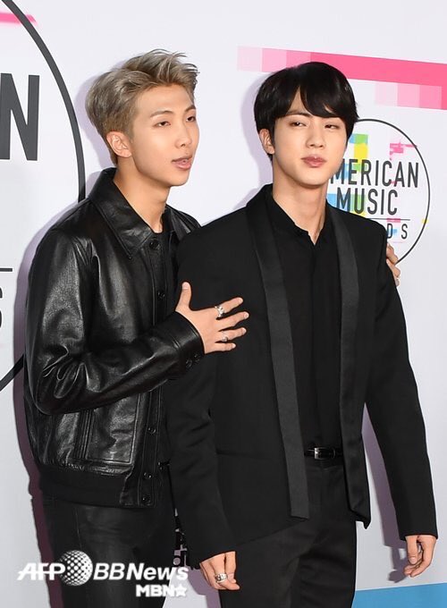 Since Namjin already own blue and pink, I'm here to prove that's not the only colour they own. Alternatively, Here's a thread of namjin owning b&w/grey :