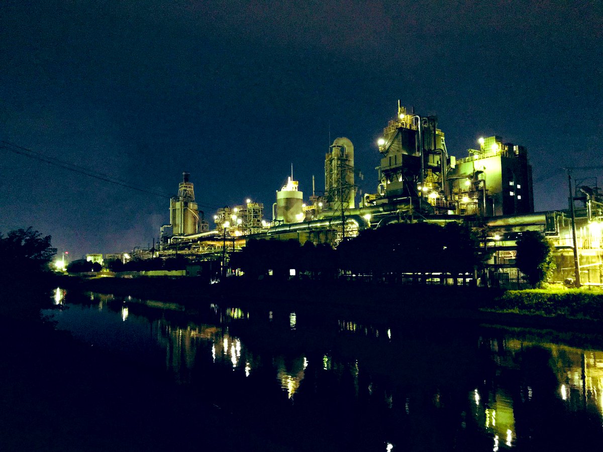 wdm0723's tweet photo. 夜の工場ってのは本当に魅力的なんだわ
心臓あと2つないともたない https://t.co/kaF3fQnOIk