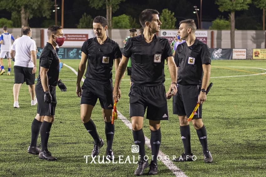 cta_FFCM's tweet photo. 📸 PLAYOFF / Instantáneas de los compañeros durante la primera semifinal del #playoffcm a Segunda B
•
👤 Díaz de Mera Escuderos
🆚 Robledo Roldán /Díaz del C. Velázquez
📟 Cuesta García-M.
•
#ctaffcm #somosclm🔴⚪ #arbitroclm https://t.co/shUIjzsRGX