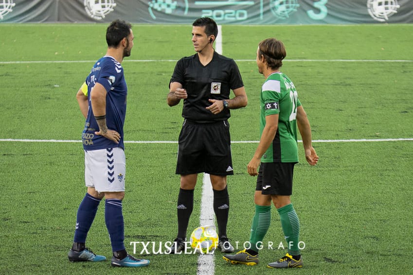 cta_FFCM's tweet photo. 📸 PLAYOFF / Instantáneas de los compañeros durante la primera semifinal del #playoffcm a Segunda B
•
👤 Díaz de Mera Escuderos
🆚 Robledo Roldán /Díaz del C. Velázquez
📟 Cuesta García-M.
•
#ctaffcm #somosclm🔴⚪ #arbitroclm https://t.co/shUIjzsRGX