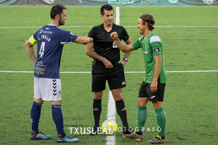 cta_FFCM's tweet photo. 📸 PLAYOFF / Instantáneas de los compañeros durante la primera semifinal del #playoffcm a Segunda B
•
👤 Díaz de Mera Escuderos
🆚 Robledo Roldán /Díaz del C. Velázquez
📟 Cuesta García-M.
•
#ctaffcm #somosclm🔴⚪ #arbitroclm https://t.co/shUIjzsRGX