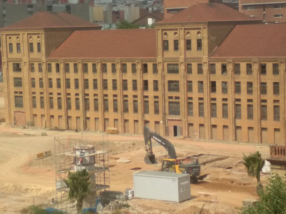 SMasificacion's tweet photo. Al projecte #Cosmetoda s'incrementarà amb 885 pisos (24 nous blocs) el que suposarà prop de 4000 veïnes i veïns més i encara sense definir quins seran els serveis que s'implementaran al barri de Sant Josep. De qui serà la responsabilitat de no poder guardar distancia? #Covid19? https://t.co/SBK1FuSE7c