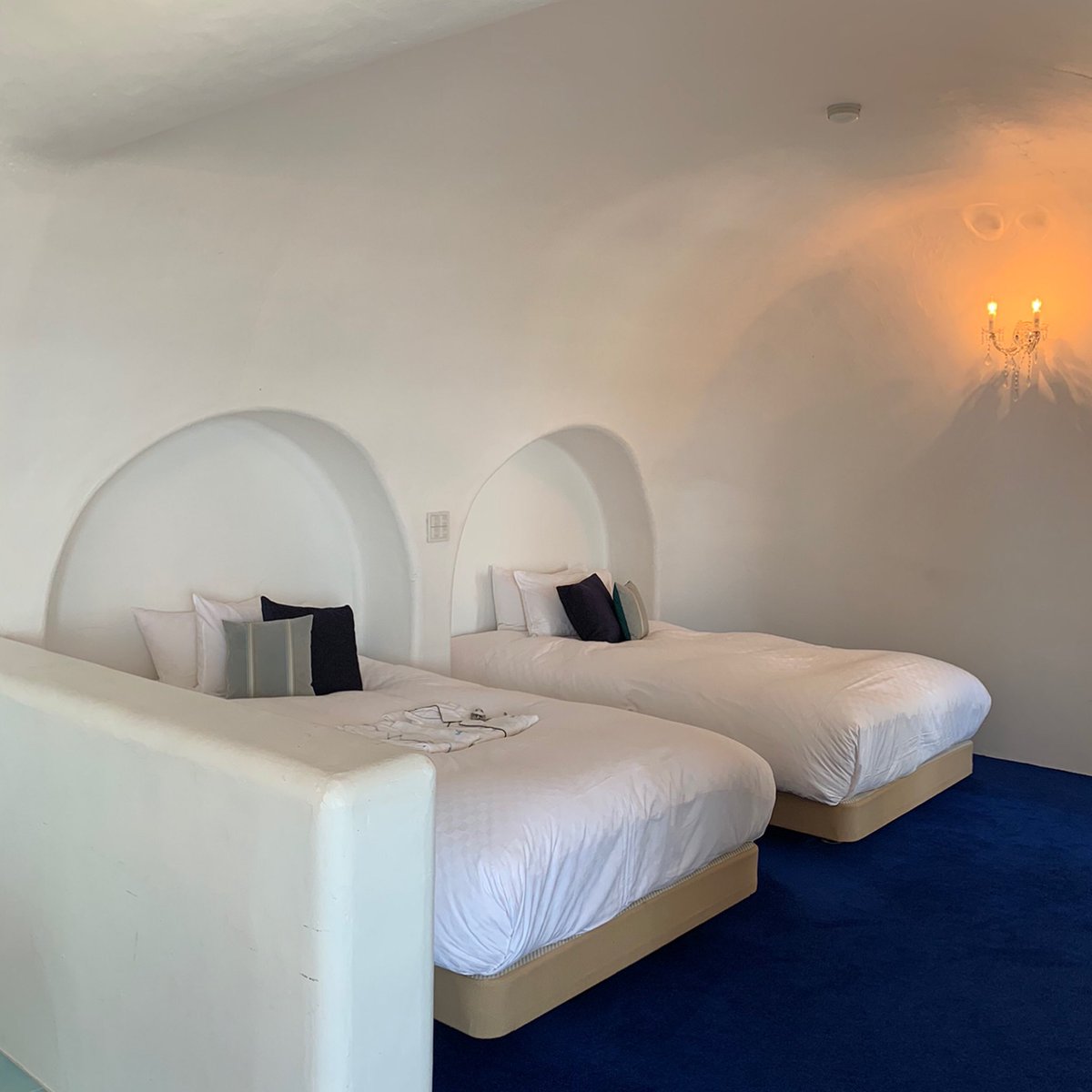 fuu_toon's tweet photo. Hotel sea shell🐚

ギリシャのサントリーニ島をモチーフにしたお部屋🇬🇷
真っ白の洞窟のような空間で
秘密基地みたいだった！

白浜海岸が一望できるオーシャンビューのお部屋はとにかく非日常を味わうことができる🌊

二人の中で一番好きなホテルになったよ。また絶対泊まりに行きたい...! https://t.co/v3oyQJbrPD