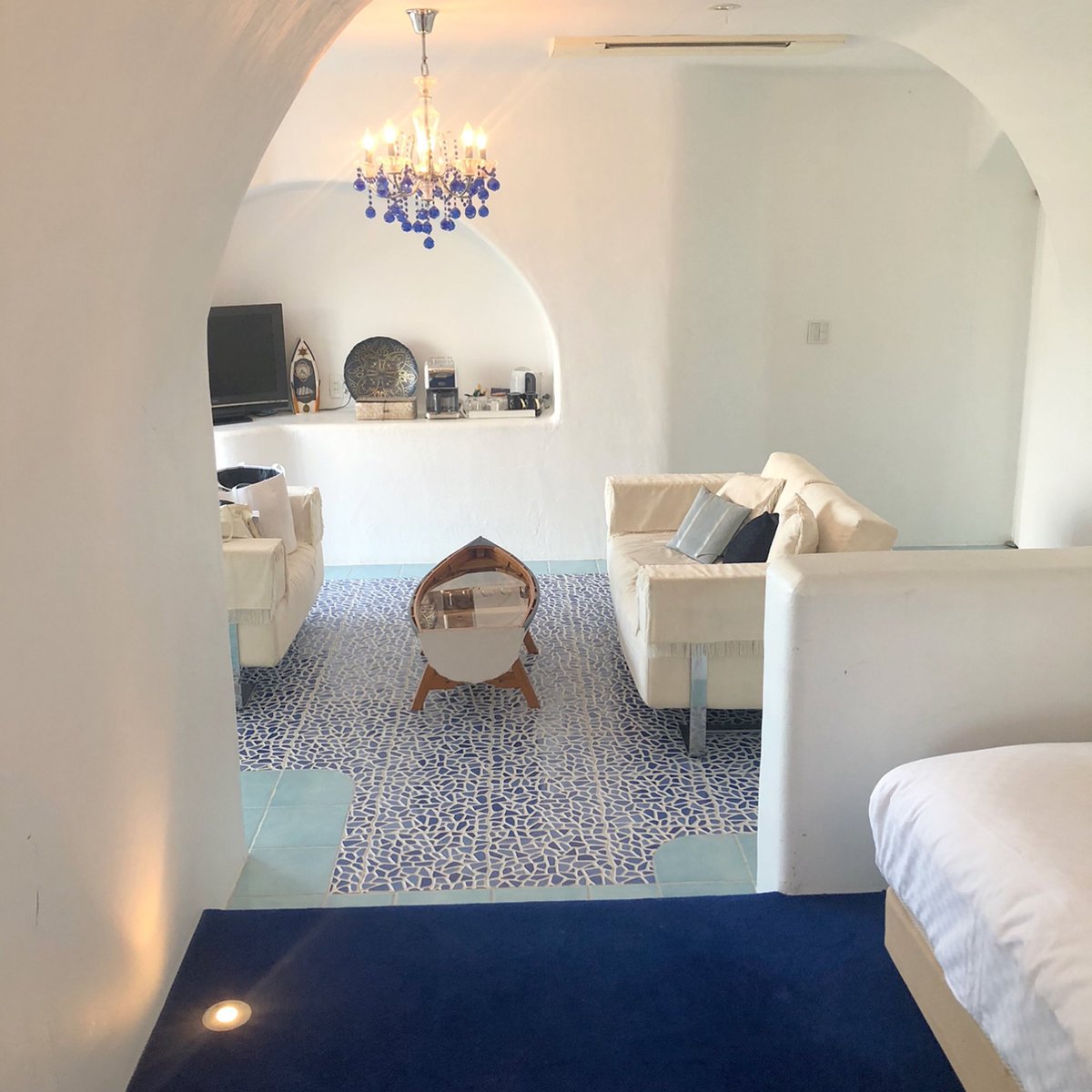 fuu_toon's tweet photo. Hotel sea shell🐚

ギリシャのサントリーニ島をモチーフにしたお部屋🇬🇷
真っ白の洞窟のような空間で
秘密基地みたいだった！

白浜海岸が一望できるオーシャンビューのお部屋はとにかく非日常を味わうことができる🌊

二人の中で一番好きなホテルになったよ。また絶対泊まりに行きたい...! https://t.co/v3oyQJbrPD
