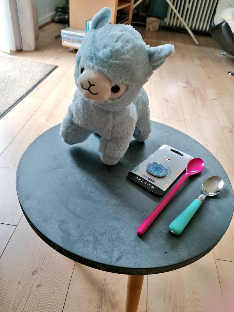 Hatte gestern Nacht besuch von einer Fledermaus gehabt die sich in meinem Schlafzimmer verirrt hatte 😅
War eben noch einkaufen gewesen und bin jetzt um ein blaues Lama reicher vielleicht habt ihr ja eine Idee wie ich es nenne könnte 🤔
Und mein Lesezeichen ist da 😁😍