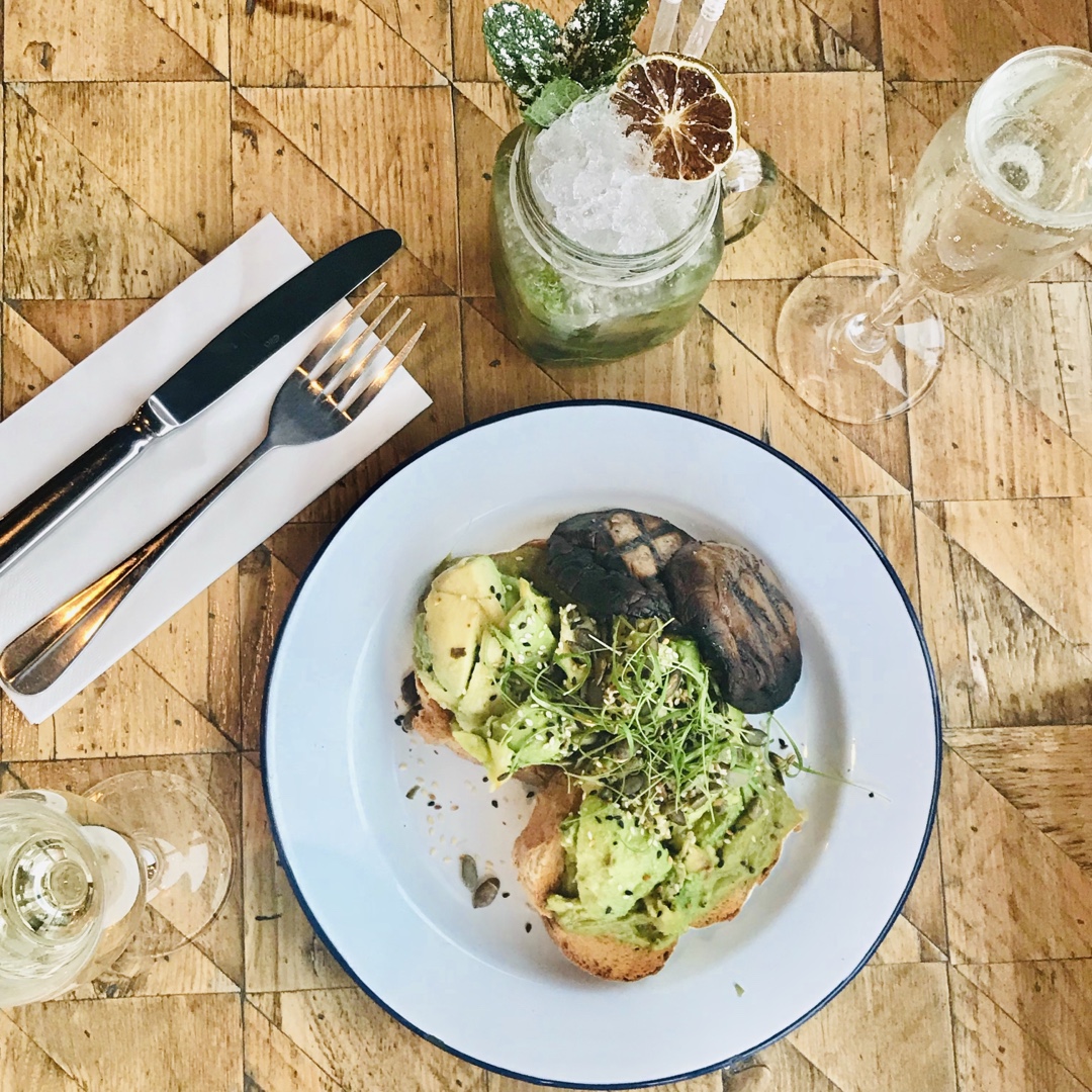 Bottomless Brunch 🍳🍸
2 courses , 2 hours and a full glass .
3 tiers: ‘virgin’, ‘classic’ and ‘Kelsey’ (that’s the one with the cocktails 😉)
.
Wednesday - Saturday / 12-5 ( last seating) / 21+
.
#kelseyhouse #beckenham #barandkitchen #bottomlessbrunch #breakfast #brunch