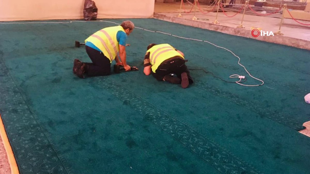 86 yıl aradan sonra 24 Temmuz'da Kuran-ı Kerim tilaveti ile yeniden ibadete açılacak #AyasofyaCamii'nin halıları serilmeye başlandı.