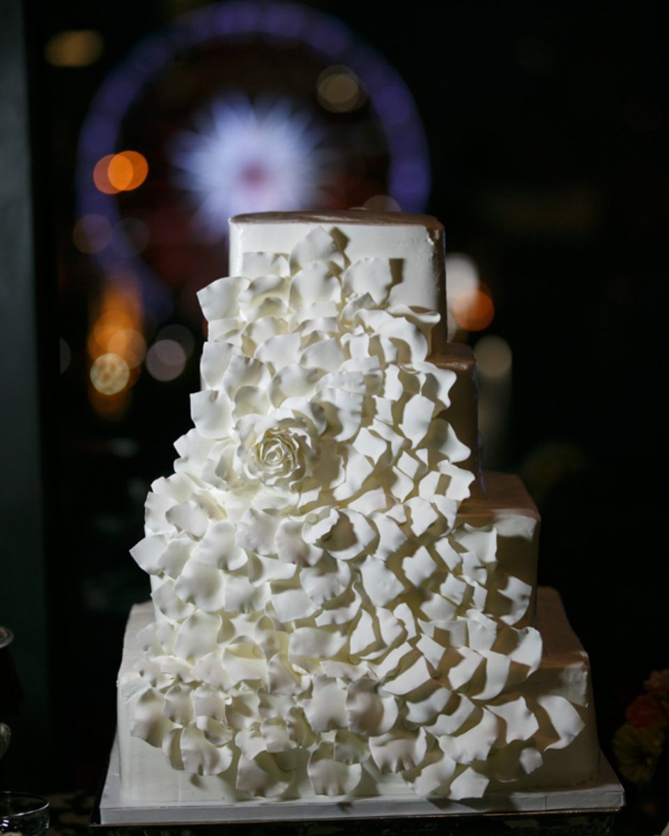 Life is short. Eat the cake 🍰 #ventanasatlanta #ventanasatl #legacyventures #weddings #venue #eventinspiration #weddingcake