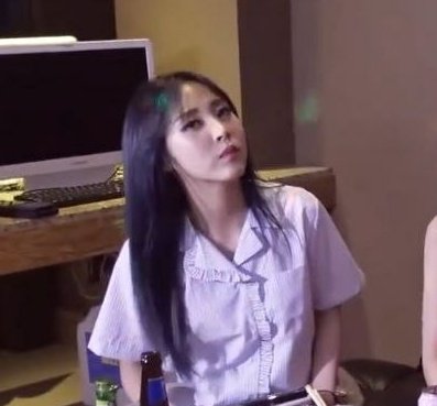 moonbyul- parang nanay sa inuman. - service. hatid sundo ka.- sa magtotropa, siya yung pinakamatino pa- tanggera- sabay lang sa trip