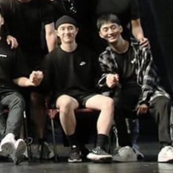 12dgree's tweet photo. 발 사선으로 둔 경수 ㅋㅋㅋ 발견될 때 마다 귀여워죽음 ㅇ<-< https://t.co/BeBEqyZaj7