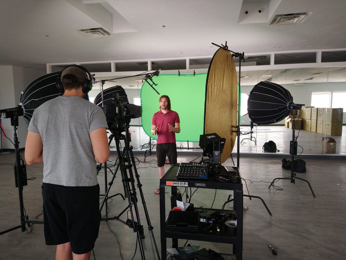 UntamedProds's tweet photo. Check out this cool behind the scene pic of a video we've been working on! 😎
Now that our studio is finished, we get to create awesome projects in it! 💖
Stay tuned for more! 
#advertising #cinematographer #cinematography
#behindthescene #branding #broadcasting #business #create https://t.co/6jwZ023O0a