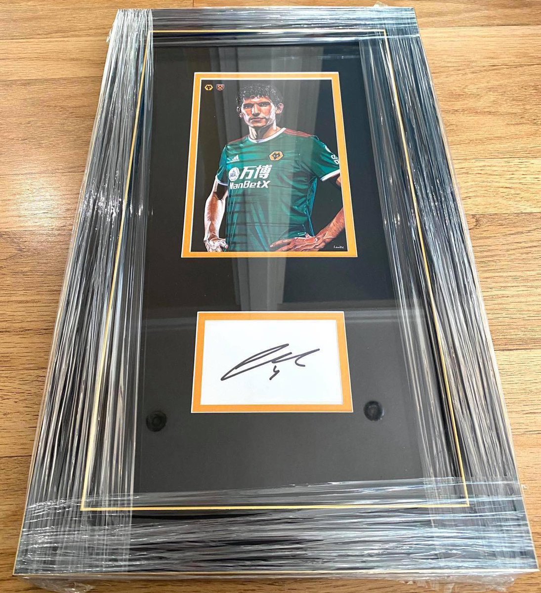 signedwolves's tweet image. BRAND NEW // JESUS VALLEJO 
(Wolves v West Ham 04/12/19)

Hand signed 13 x 21” presentation - framed &amp;amp; mounted by the official framers of Wolves F.C!⚽️

Only £44.99!
Delivery or collection available.

🐺

#WWFC #WolvesFC #Wolves #WolverhamptonWanderers #WolvesAyWe #JesusVallejo