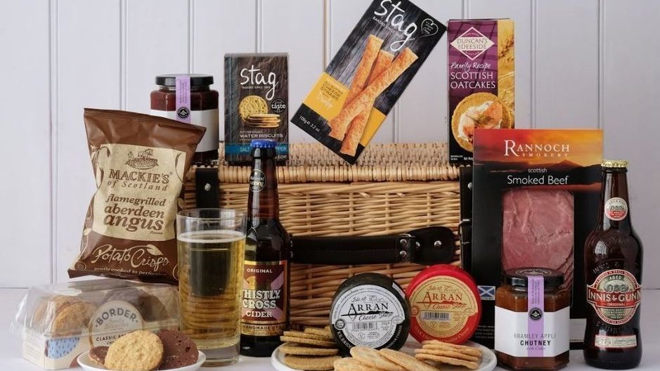 The Happy Scottish Hamper is a tasty treat that is great to share with friends, featuring a selection of our favourite fresh Scottish produce 🏴󠁧󠁢󠁳󠁣󠁴󠁿👉 bit.ly/38VpF61