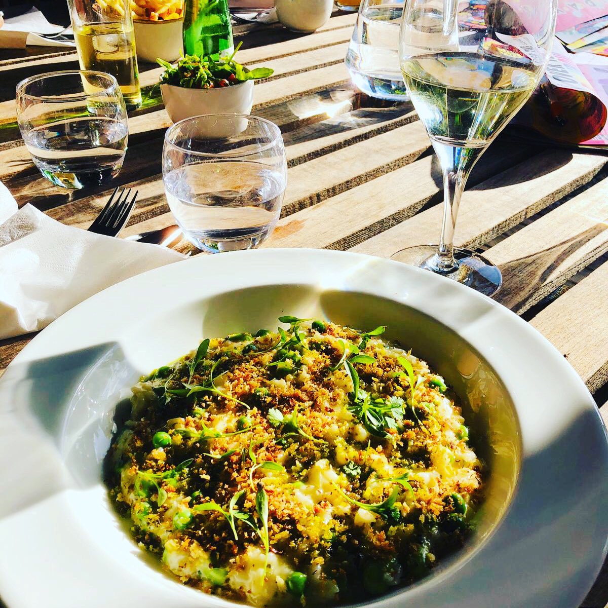 Lunch in the sunshine this weekend - we’ll be back on Thursday 💕☀️🥤#alfresco #diningalfresco