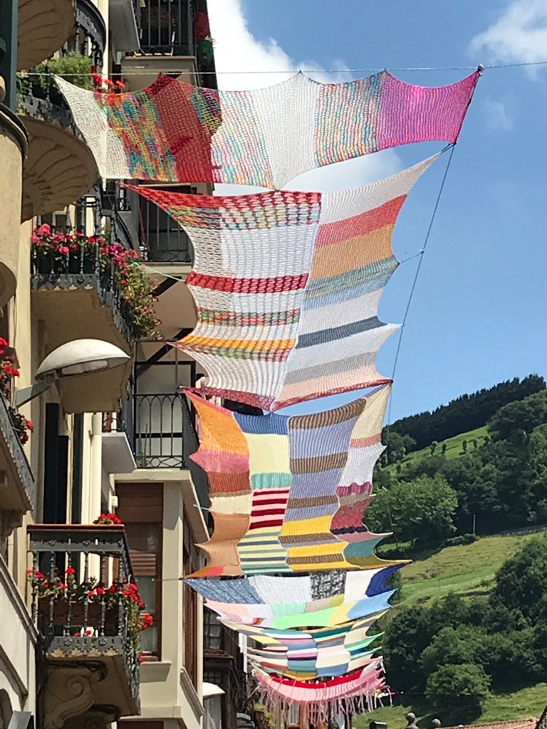 Hace un año la calle #Solana vestía de lana 😍 🕸 con Mariaje Gómez, tejedora de lana de #Eskuz womansarea.net #entrevista #blog #womansarea #tolosa #comerciolocal