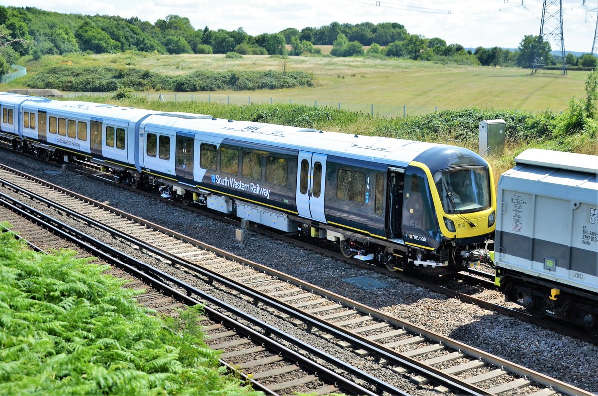 TheRealStavioni's tweet image. Top &amp;amp; tailed by @GBRailfreight 66742 &amp;amp; 66770, shiny new @SW_Help 701005 passing through Potbridge working 6X24 Derby Litchurch Lane to Eastleigh. #Class701 #Class66 #GBRf #SouthWesternRailway #EMU #Rail #Railway #Train