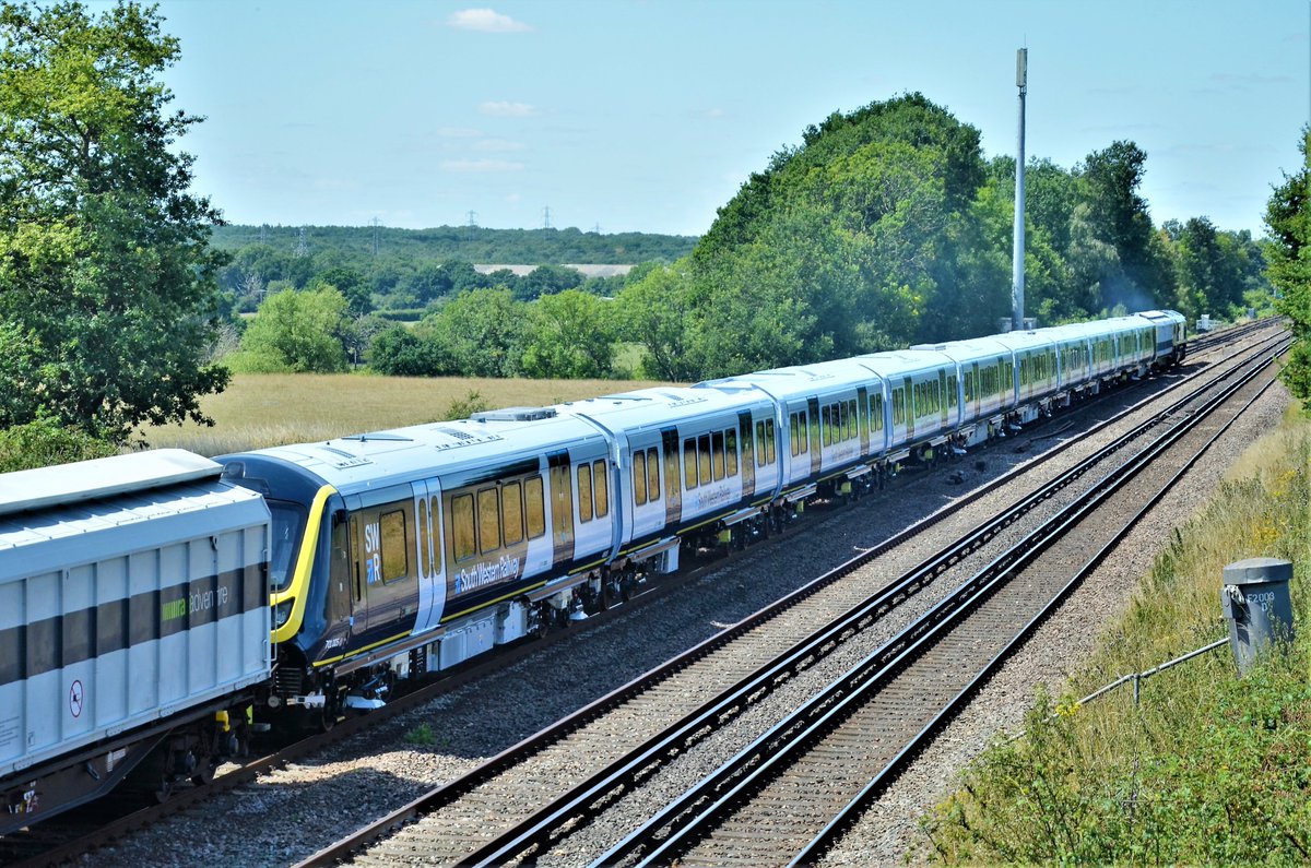 TheRealStavioni's tweet image. Top &amp;amp; tailed by @GBRailfreight 66742 &amp;amp; 66770, shiny new @SW_Help 701005 passing through Potbridge working 6X24 Derby Litchurch Lane to Eastleigh. #Class701 #Class66 #GBRf #SouthWesternRailway #EMU #Rail #Railway #Train