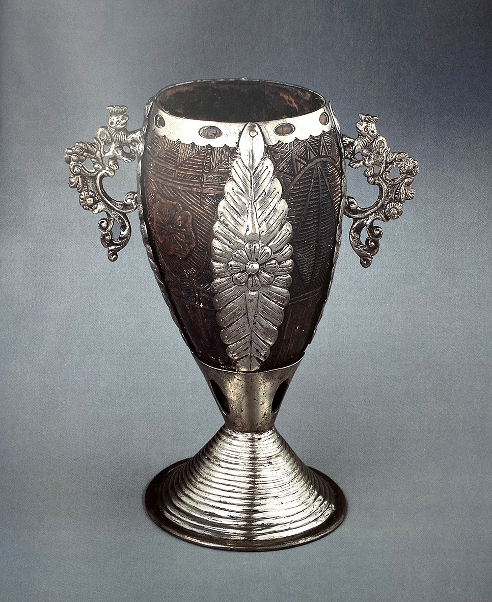 museofranzmayer's tweet image. ¿En qué recipiente tomas el chocolate?

El coco chocolatero se produjo en grandes cantidades desde el siglo XVII. La sociedad novohispana consumía chocolate a todas horas del día.

Coco chocolatero
S. XVII- XVIII
Nuez de palma de coco
Nueva España