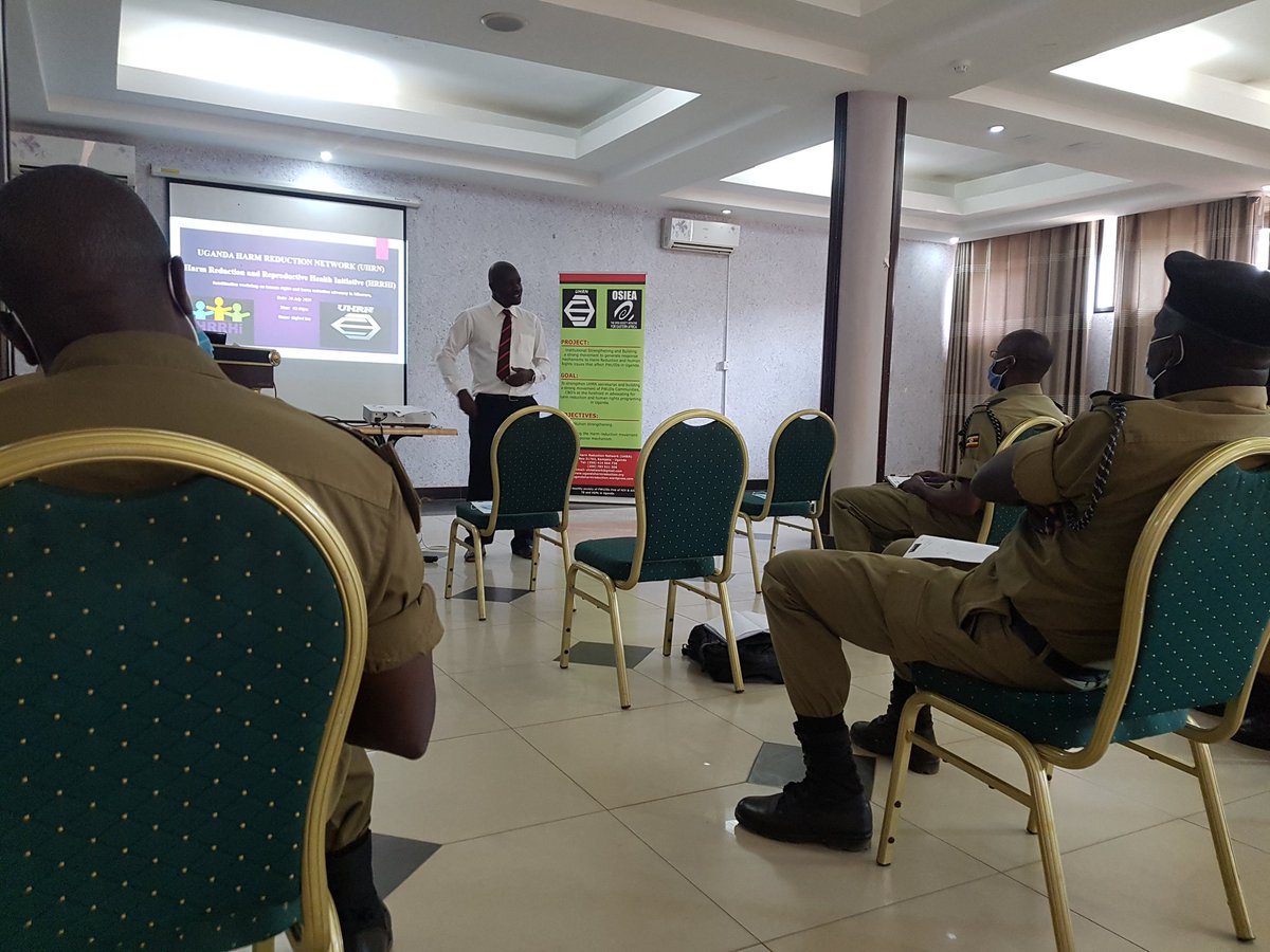 hrrhi_ug's tweet image. Dr Dan educating the members on effects of using and injecting drugs and how the public health is engaging in supporting #PWUIDS#supportdontpunish